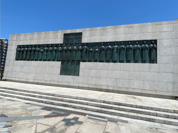 写真3.西坂の丘の日本人26成人の像