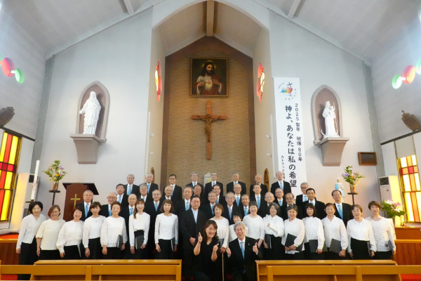 写真17.福江教会での演奏会の後で